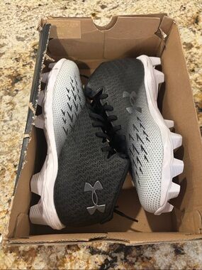 Under Armour youth baseball cleats Size- size 5.5